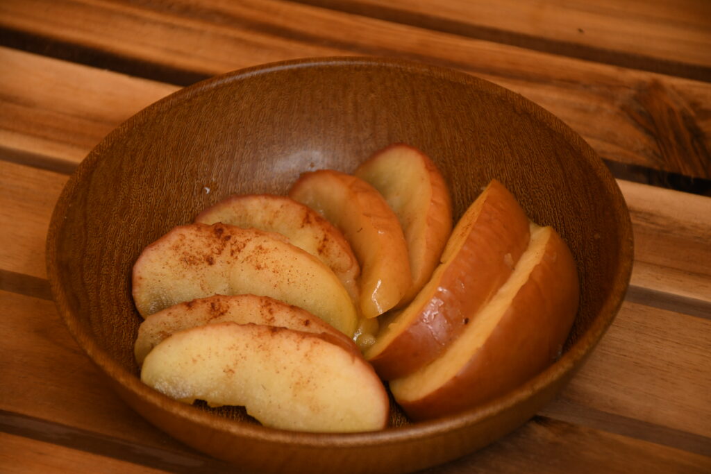メスティンで作ったシナモンのかかった焼きリンゴ
